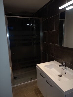 Douche, sèche-cheveux, savon, papier toilette