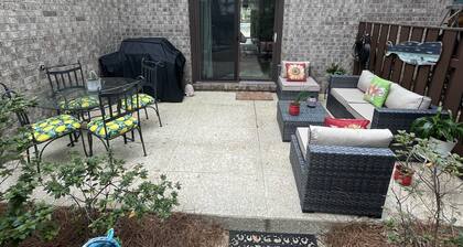 Cozy condo sleeps 6! Convenient to beach, shopping and all restaurants.