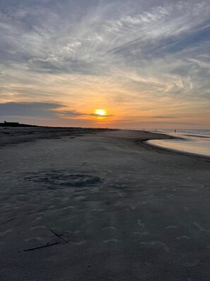 Beach nearby, sun-loungers - Cozy condo sleeps 6! Convenient to beach, shopping and all restaurants.  (St. Simons Island)