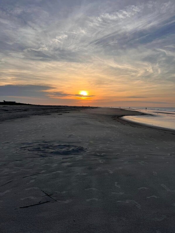 Ranta lähistöllä, aurinkotuoleja