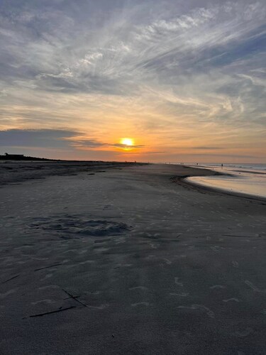 Cozy condo sleeps 6! Convenient to beach, shopping and all restaurants. 