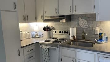 Køleskab, mikrobølgeovn, ovn, kogeplade