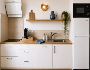 Fridge, microwave, oven, stovetop - Évasion Marine • Comfort & Beachfront Escape (Mauguio)