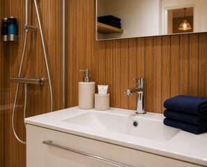 Douche, articles de toilette écologiques, sèche-cheveux