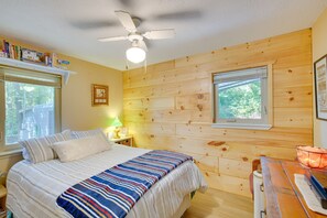 2 bedrooms, iron/ironing board, WiFi, bed sheets