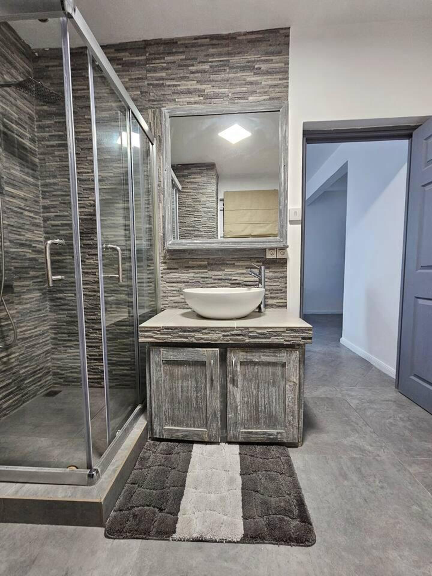 Villa | Bathroom | Shower, hair dryer, towels