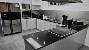Villa | Cuisine privée | Réfrigérateur, micro-ondes, four, plaque de cuisson
