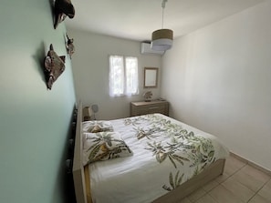 2 bedrooms, iron/ironing board, travel cot, free WiFi - Apartment in Private Residence, sea view (Saint-François)