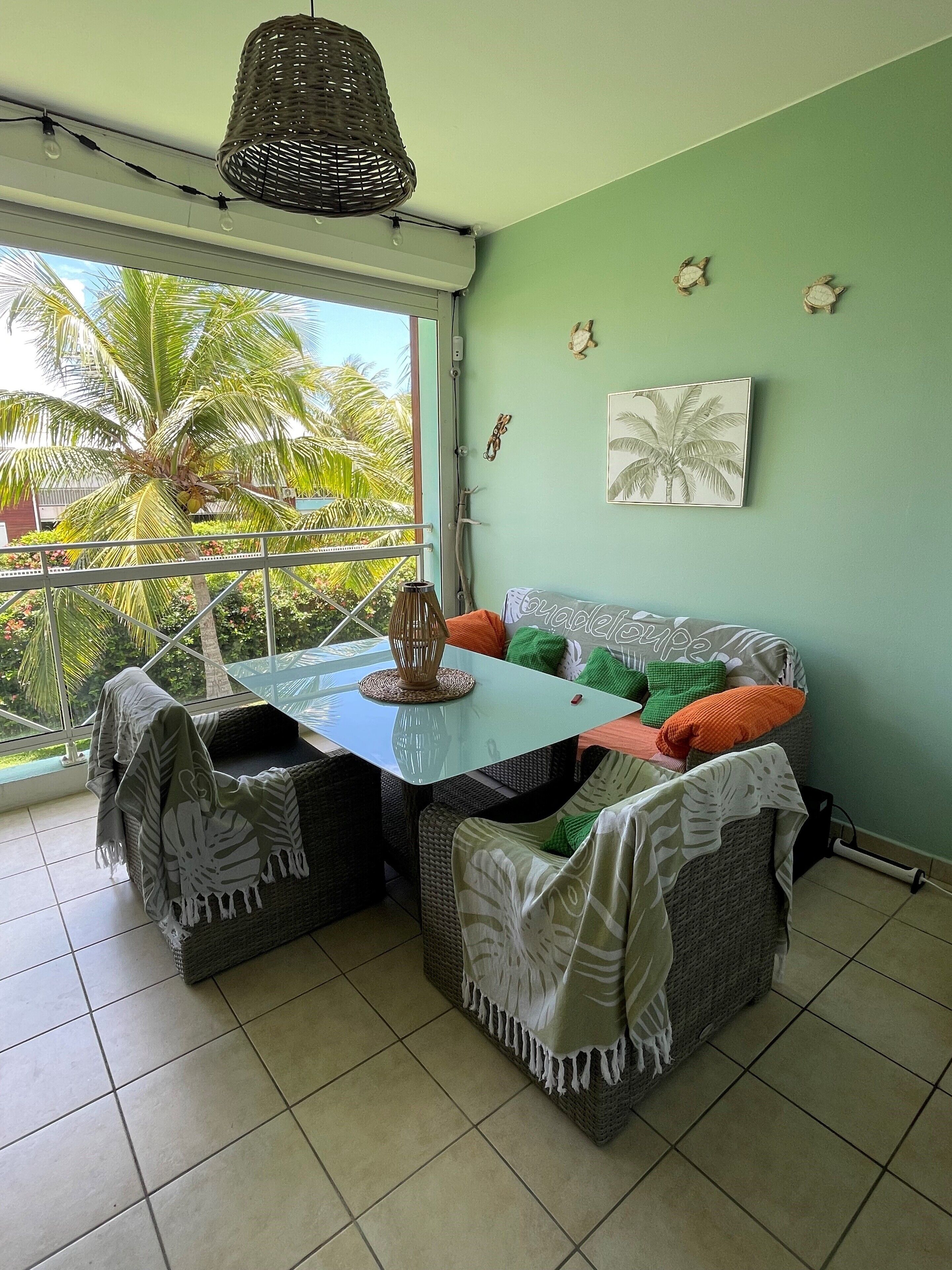 Een smart-tv en boeken