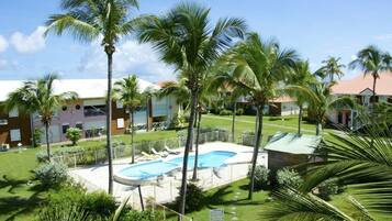 Una piscina al aire libre