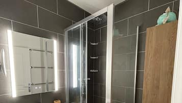 Douche, sĂšche-cheveux, serviettes fournies, savon