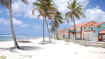 Ubicación a pie de playa, tumbonas y toallas de playa