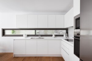 Apartamento Signature | Cocina privada | Frigorífico, microondas, horno y placa de cocina