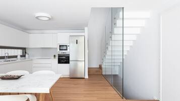 Apartemen Khas | Area keluarga | Smart TV 50-inci dengan saluran TV digital dan Netflix