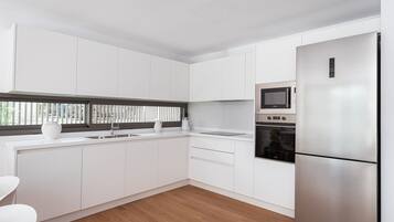 Signature Apartment | Private kitchen | Fridge, microwave, oven, stovetop
