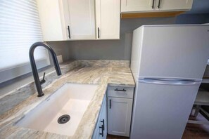 Private kitchen - Main Street Modern Suite in Historic Bridgeport (Bridgeport)