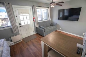 Living area - Main Street Modern Suite in Historic Bridgeport (Bridgeport)