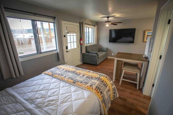 1 bedroom - Main Street Modern Suite in Historic Bridgeport (Bridgeport)