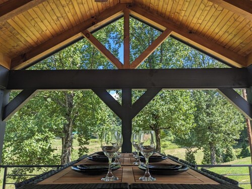 ONYX OWL CABIN: Private Hot Tub⁘Fire Pit⁘Heated Patio⁘Vineyard⁘Snow Tubing