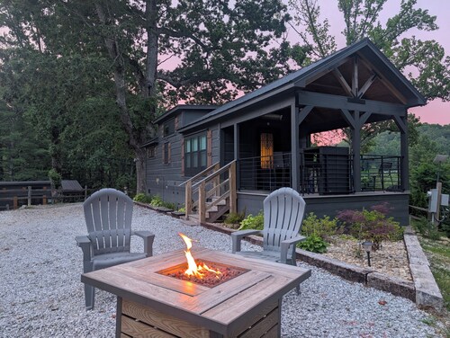 Hot Tub⁘Fire Pit⁘Grill⁘Heated Patio · Near Waterfalls, Vineyard, Zipline, Trails