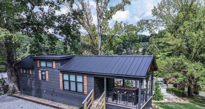 Hot Tub & Fire Pit · Near Waterfalls, Vineyard, Zipline, Golf, Trails, Coaster
