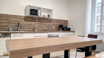 Réfrigérateur, micro-ondes, four, plaque de cuisson