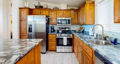 Dog-friendly home near lakes/hiking with yard, outdoor fireplace, hot tub& grill