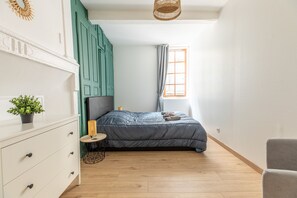 4 chambres, fer et planche à repasser, lit de bébé portatif