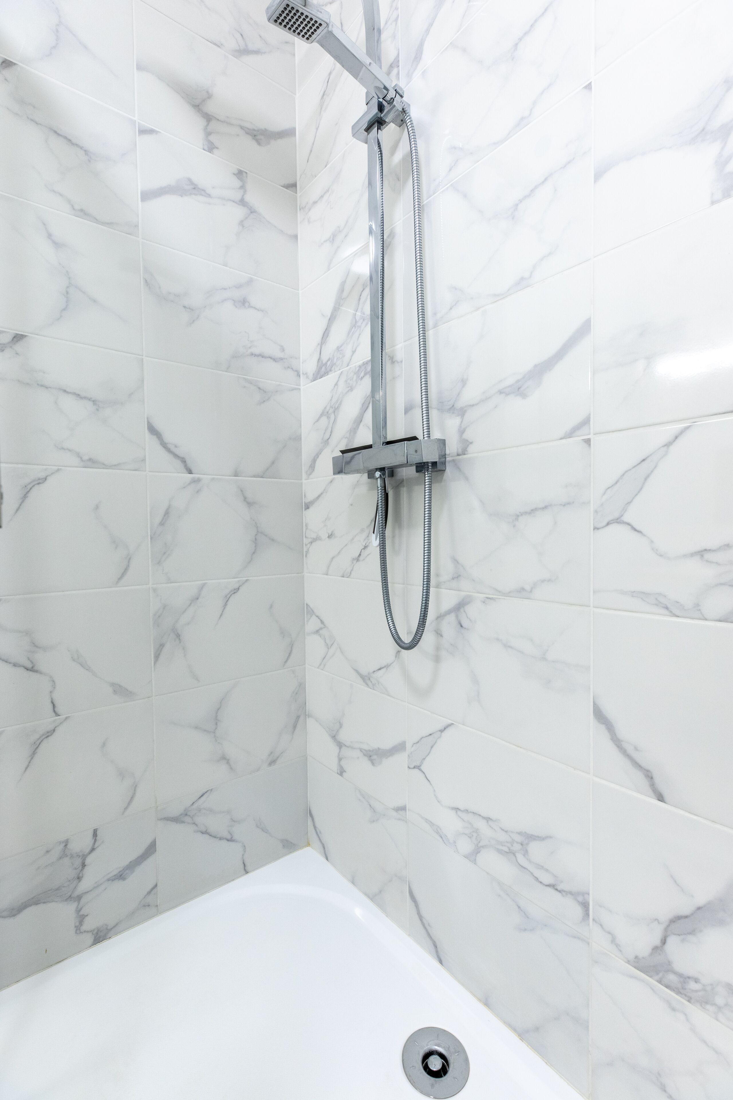 Douche, sèche-cheveux, serviettes fournies, papier toilette
