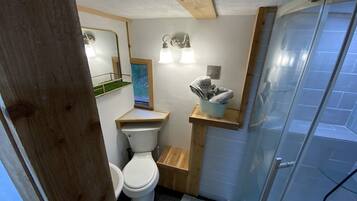 Ducha, secador de pelo, toallas, jabón