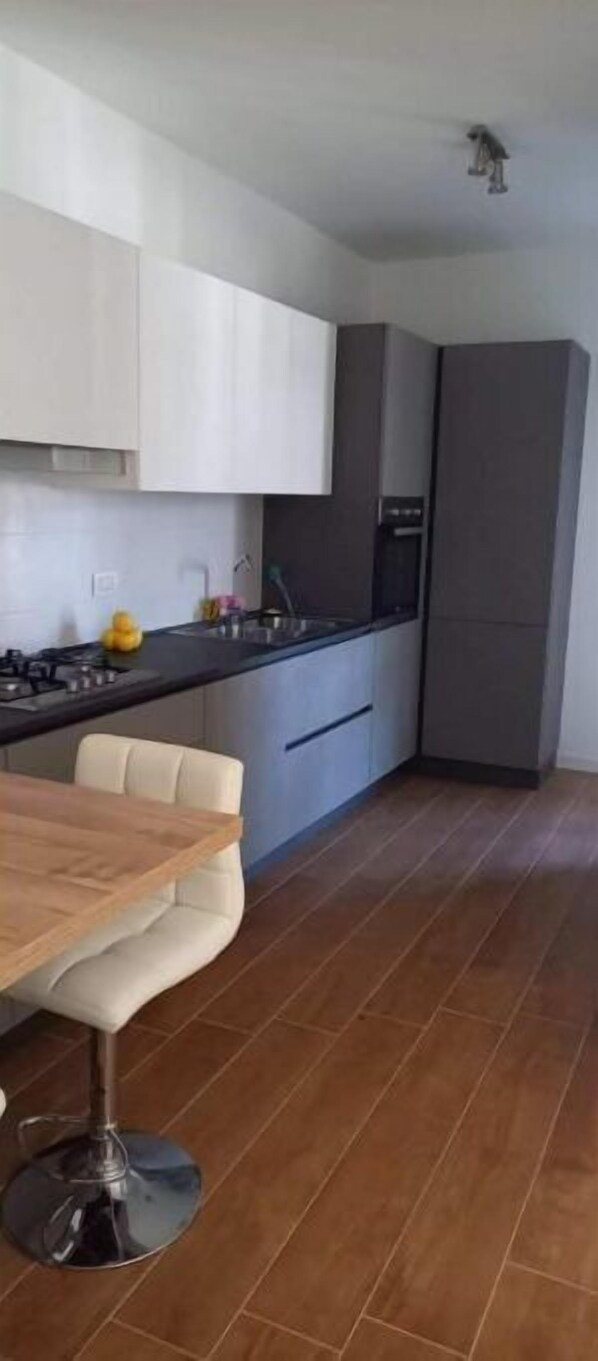 Kjøleskap, ovn, kokeplater og oppvaskmaskin