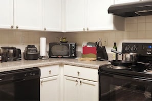 Private kitchen - Private room in Union City 10 mins from airport! (Union City)