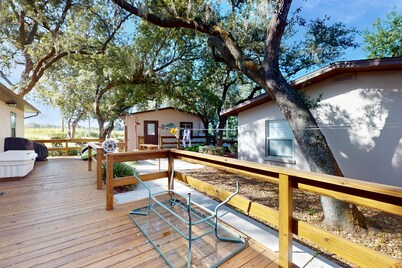 Lakeside resort condo with private deck & grill + on-site docks/boat launch