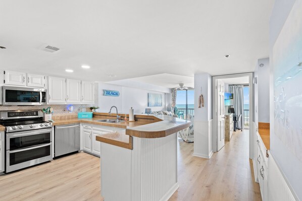 Frigorífico, microondas, horno y placa de cocina