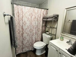 Toallas, jabón, shampoo, papel de baño 