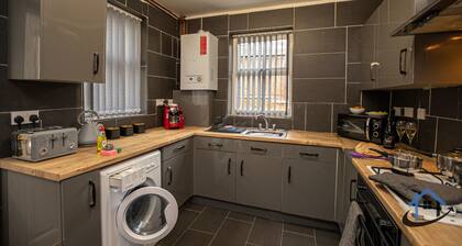 King beds, workspace, corporates, parking, sleeps 10