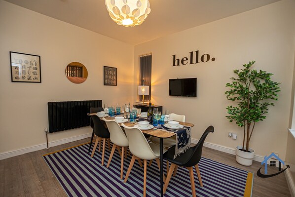 Dining - King beds, workspace, corporates, parking, sleeps 10
 (Radford)