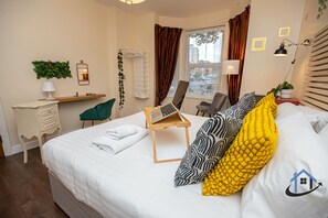 4 bedrooms, iron/ironing board, WiFi, bed sheets - King beds, workspace, corporates, parking, sleeps 10
 (Radford)