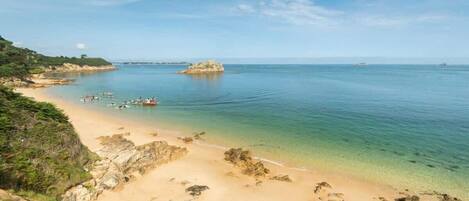 بالقرب من الشاطئ