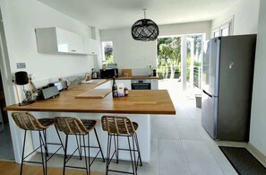 Réfrigérateur, micro-ondes, four, lave-vaisselle