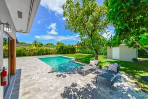 Outdoor pool, pool umbrellas - Awesome House with pool Westchester  (Miami)