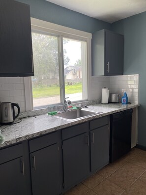 Casa económica | Cocina privada | Refrigerador con congelador, microondas y parrilla de estufa 