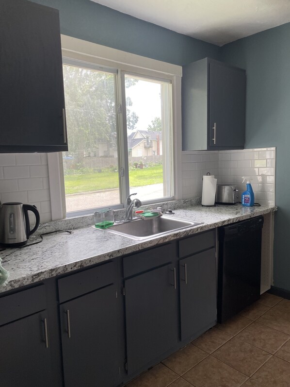 Casa económica | Cocina privada | Refrigerador con congelador, microondas y parrilla de estufa