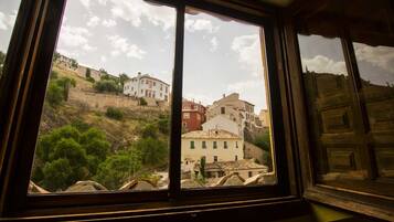 Cunas (de pago), wifi gratis, ropa de cama