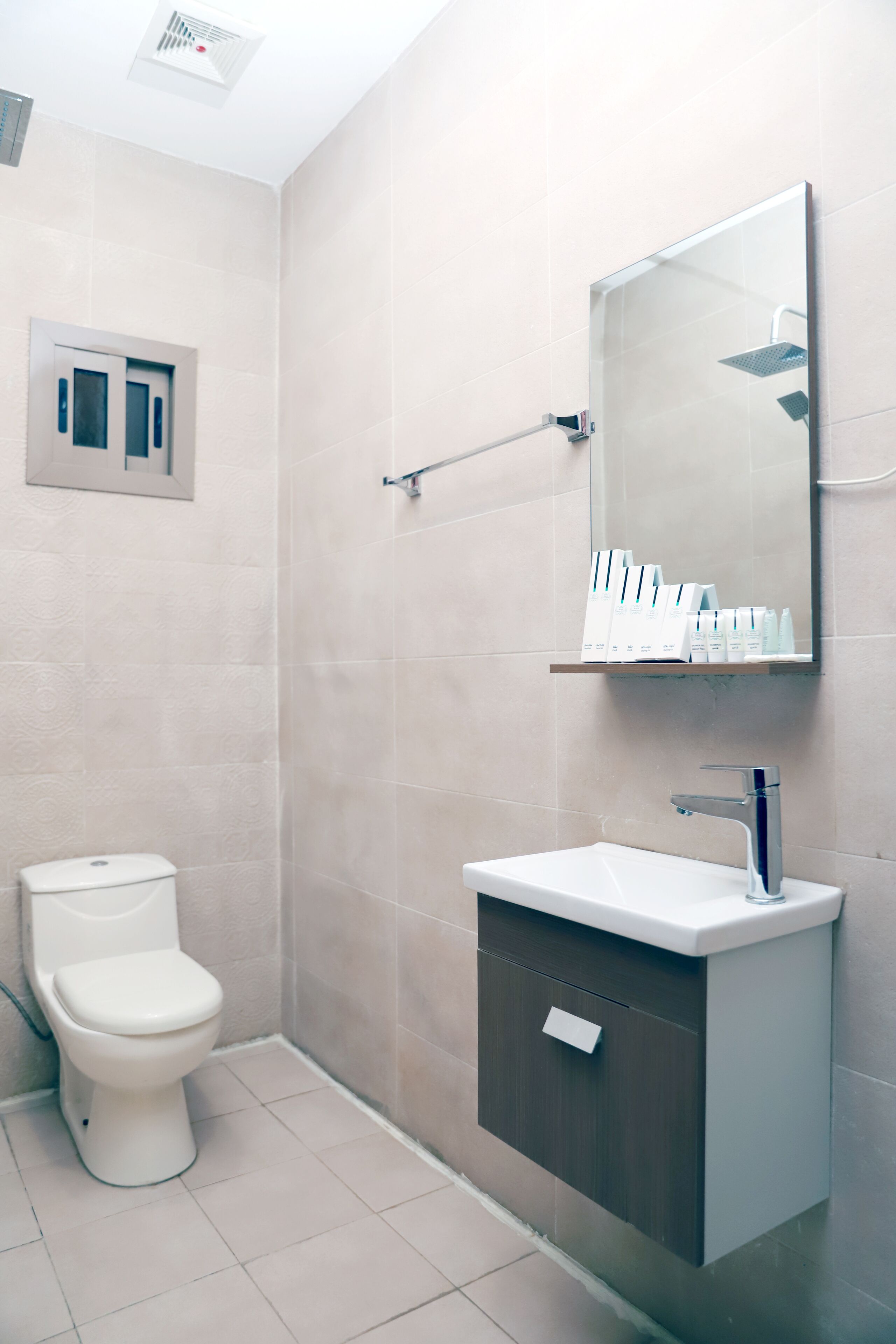 shower, rainfall showerhead, free toiletries, hair dryer