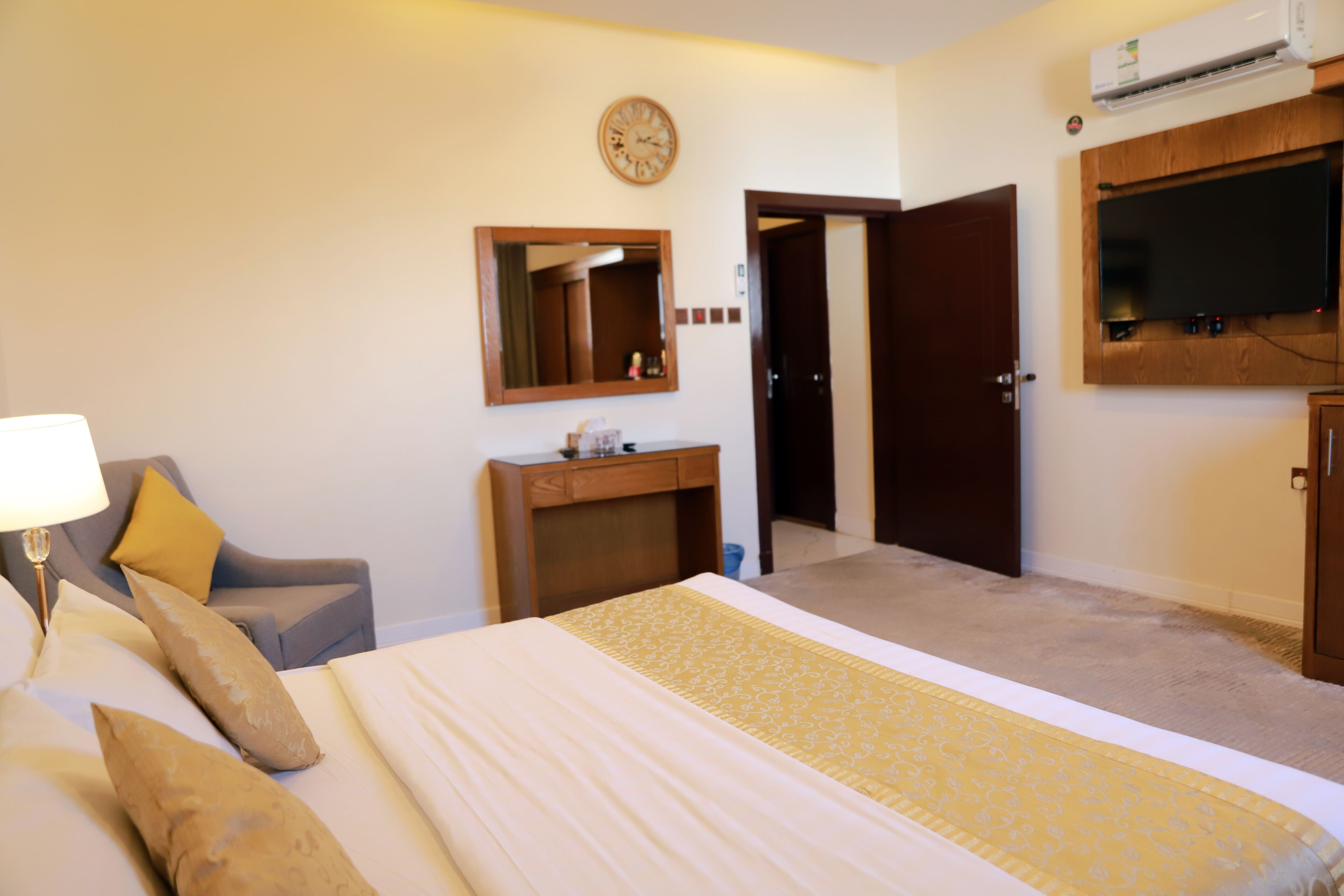 egyptian cotton sheets, premium bedding, individually decorated, desk