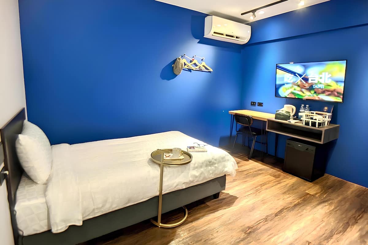 Quarto solteiro clássico, sem janelas | Quartos à prova de som, Wi-Fi de cortesia, roupa de cama