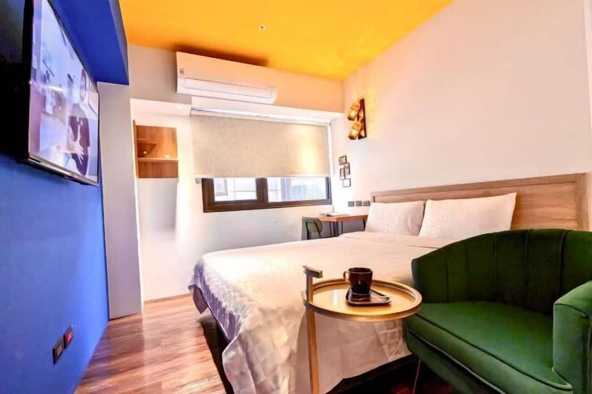 Soundproofing, free WiFi, bed sheets