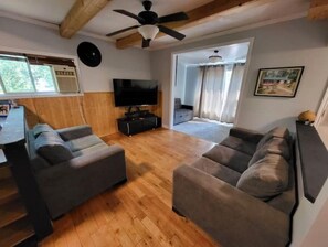 Una Smart TV, videojuegos, un reproductor de DVD, libros