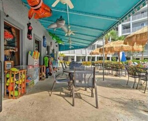 Outdoor dining - Beautiful condo in Hilton Head Resort, renovated and minutes from the beach! (Hilton Head Island)